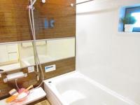 浴室:清潔な印象の1坪システムバスは暖房乾燥付きです。