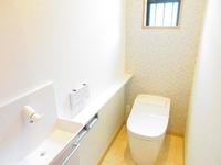 トイレ:1階トイレ。清潔で爽やかな空間。トイレは1Fと2Fの2ヵ所に設置。