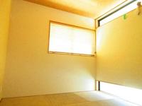 和室:効果的に配置された窓により明るさだけでなく趣のある空間に