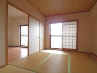 和室:東側の和室。バルコニーへのアプローチも可。