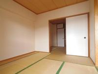 和室:こちらも東側の和室。日当たり良好、タンス置場もあります。