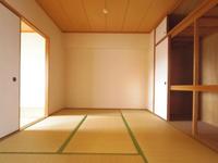 和室:西側和室。落ち着いた空間です。