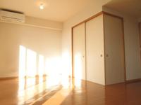リビング:襖を閉じると個室に。廊下からの出入りが可能で来客時の対応などにも便利。