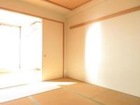 和室:リビングに繋がる和室は、小さなお子様のお昼寝や勉強のスペースにも。