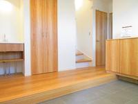 玄関:広々とした玄関は実用面だけでなく、ハイグレードな印象を演出します。シューズボックス、収納、手洗い付き。