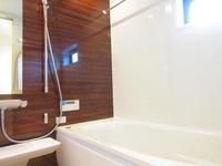 浴室:清潔な印象の1坪システムバスは暖房乾燥付きです。