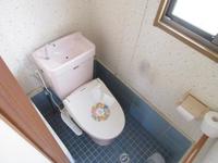 トイレ:1階トイレ。清潔で爽やかな空間。