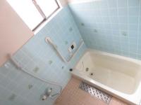 浴室:青いタイルがアクセントの広々としたお風呂。