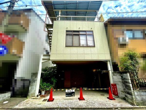 外観:ボリュームと迫力のある外観!駐車スペースも広々。