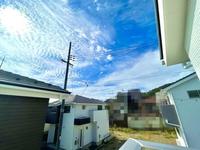 眺望:2階バルコニーからの眺め。周辺は高い建物もなく、開放的な立地です。