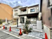 その他現地写真:周辺に高い建物は無く、開放的です。駐車スペースは広々としていて2台駐車可能。