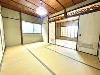 和室:2階真中の和室はモダンで落ち着いた空間。襖を閉めると独立した居室に。