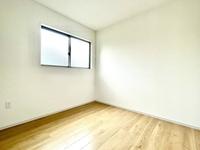 洋室:2Fの4.5帖洋室B、明るく風通しの良いお部屋。