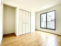 洋室:2階の6.5帖洋室A。収納、バルコニー付の明るく風通しの良いお部屋。