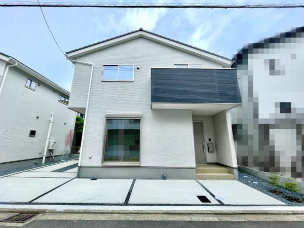 外観:ボリュームと迫力のある外観!駐車スペースも広々、駐車2台可能。