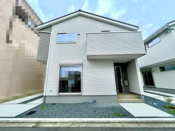 外観:ボリュームと迫力のある外観!駐車スペースも広々、駐車2台可能。