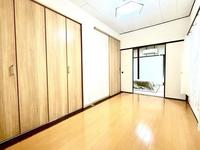 洋室:2Fの洋室。明るくて風通し良く、収納たっぷりのお部屋。