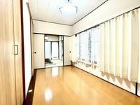 洋室:2Fの洋室を別の角度から。風通し良、広さと収納も充分。