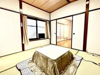 和室:2Fの和室はモダンで落ち着いた空間。襖を閉めると独立した居室に。