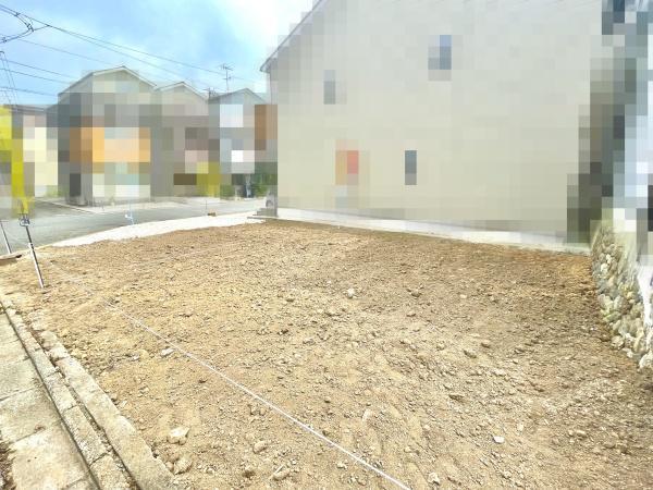 外観:2区画の分譲地。現況更地なので、すぐに建築する事が出来ます。