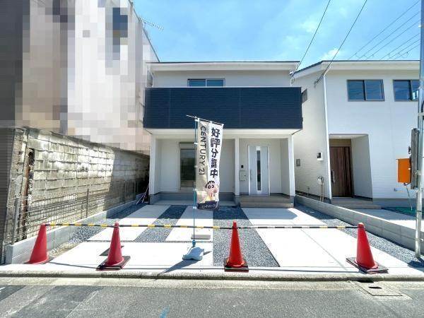 外観:ボリュームと迫力のある外観!駐車スペースも広々、駐車2台可能。
