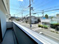 バルコニー:2Fバルコニーからの眺望。敷地周辺は建物が無く、陽当たりと開放感いっぱいです。