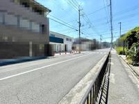 その他:北側道路は広々、幅員10ｍ。