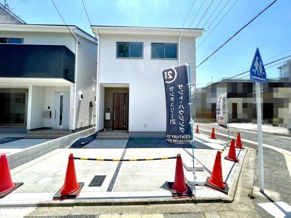 外観:ボリュームと迫力のある外観!駐車スペースも広々、駐車2台可能。