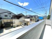 バルコニー:2Fバルコニーからの眺望。敷地周辺は建物が無く、陽当たりと開放感いっぱいです。