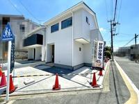 その他現地写真:角地で周辺に高い建物は無く、開放的です。