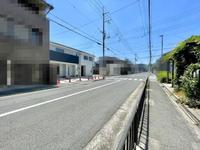 その他:前面道路はひろびろ。解放感溢れる、日当たりの良い物件です。