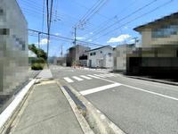その他:北側道路は広々、幅員10ｍ。