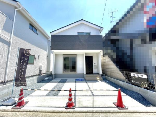 外観:ボリュームと迫力のある外観!駐車スペースも広々、駐車2台可能。