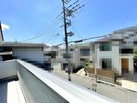 バルコニー:2Fバルコニーからの眺望。敷地周辺は建物が無く、陽当たりと開放感いっぱいです。