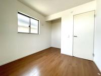 洋室:2Fの4.5帖洋室D。風通し良、広さと収納も充分。
