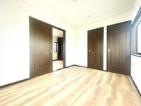 洋室:3Fの6帖洋室、明るく風通しの良いお部屋。右側の扉から出ると収納があります。