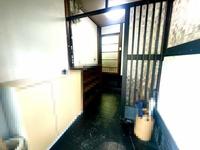 玄関:広々とした玄関は実用面だけでなく、お家の顔として重厚な印象を与えます。