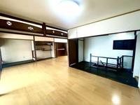 洋室:リビング横の階段から上がる2Fの洋室。広々とした明るく風通しの良いお部屋。