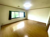 洋室:2Fの洋室。明るく風通しの良いお部屋。