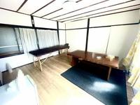 洋室:飲食店横の階段から上がる2F洋室。広々として明るく風通しの良いお部屋。