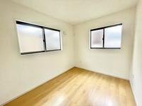 洋室:2Fの洋室B。明るく風通しの良いお部屋。